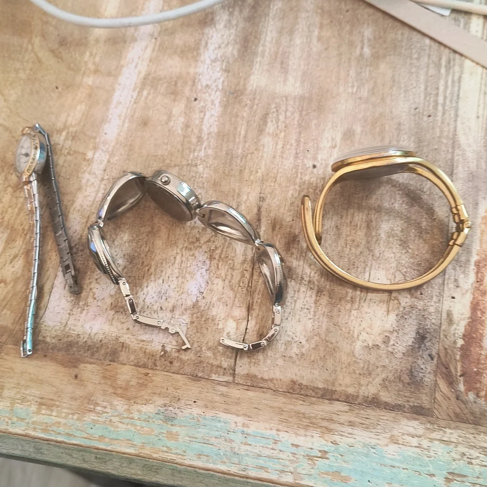 3 watches prob just needs batteries  Kim Rogers,Ann Kline, Waltham.2 stones out - Picture 10 of 10